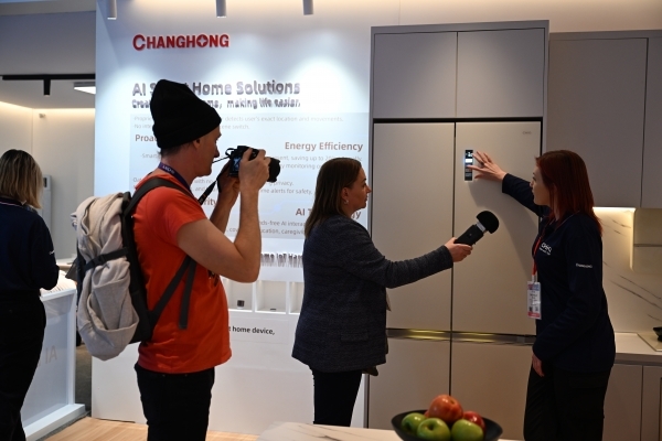 多款AI产品亮相引领中国“智”造闪耀科技秀场九游会登录j9入口CES 2025直击：长虹(图6)